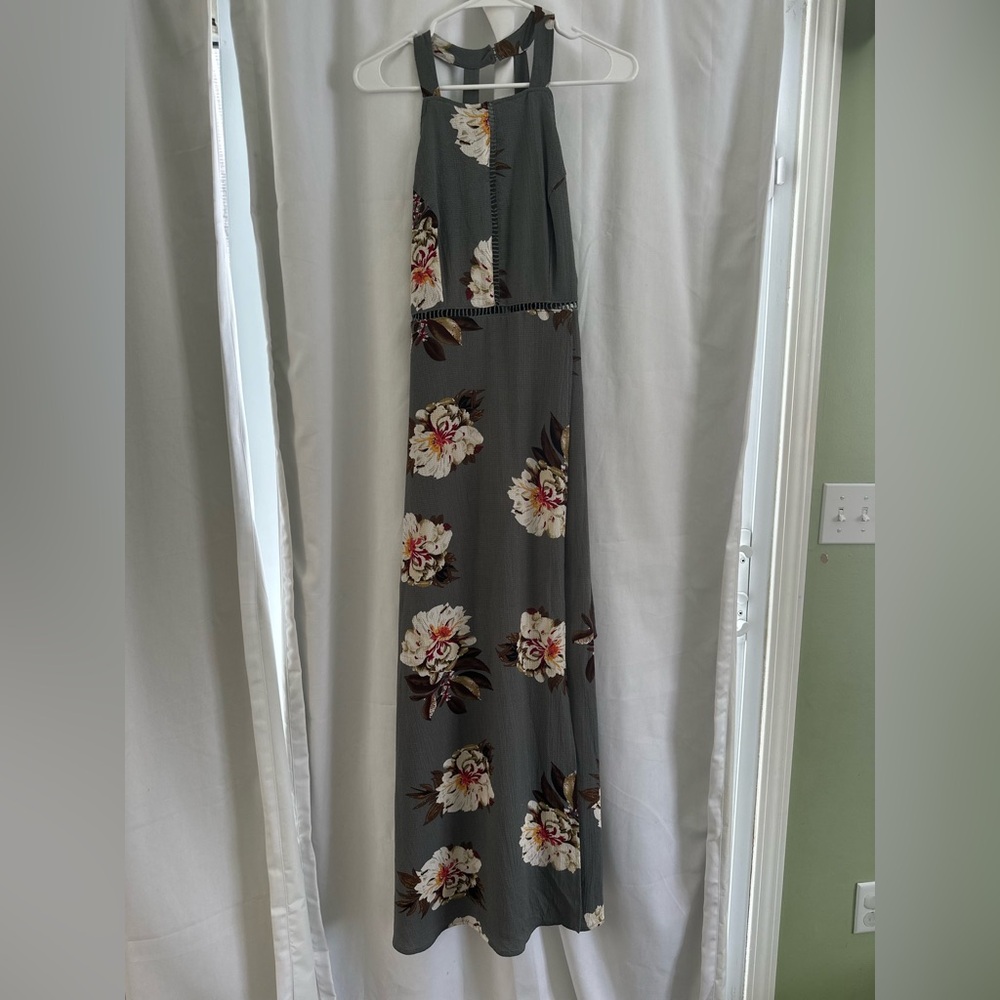 Chic Floral Maxi Dress in Gray